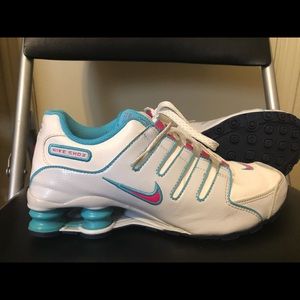 LIKE NEW NIKE SHOX